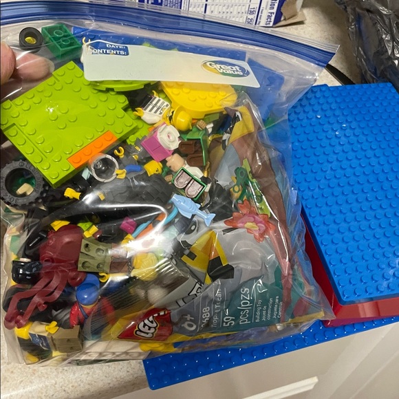 LEGO bundle. With characters and extra pieces and storage box - Picture 2 of 4